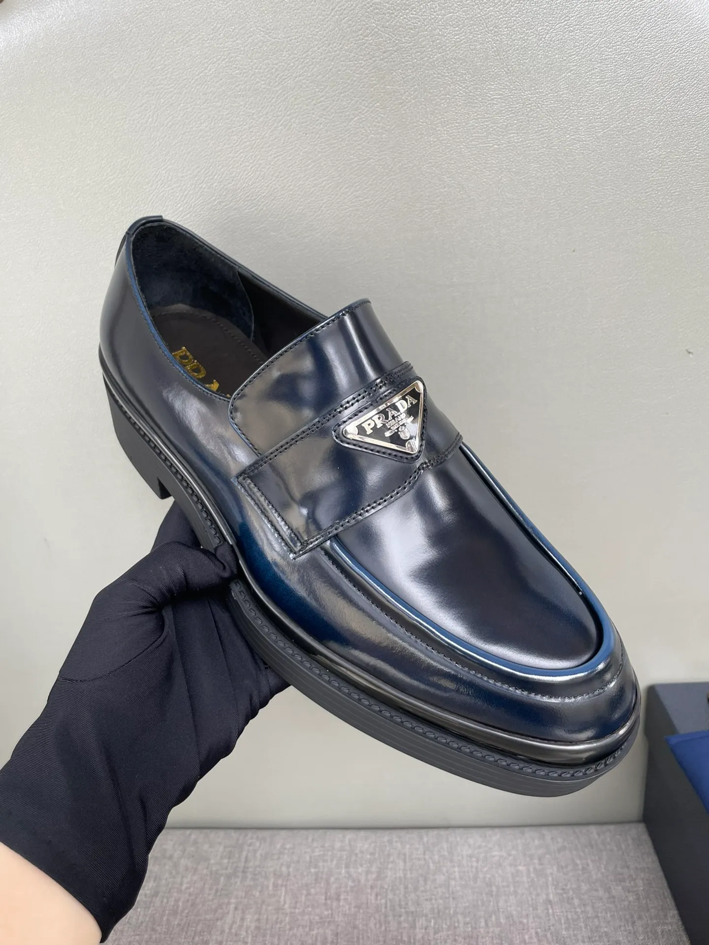 Men's shoes 💰860 hot recommendation ✨PRADA Prada's top purchasing quality imported upper with color-brushed open edge beads carved toe design cowhide lining private molded TPU outsole non-slip, wear-resistant and elastic fashionable and versatile burgundy black blue 39-44 in stock (38, 45 customized replacement)